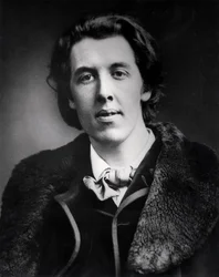 Muotokuva Oscar Wildesta (1854-1900), jolla on päällystakki ja turkiskaulus, joka ostettiin hänen Amerikan-matkalleen, 1881